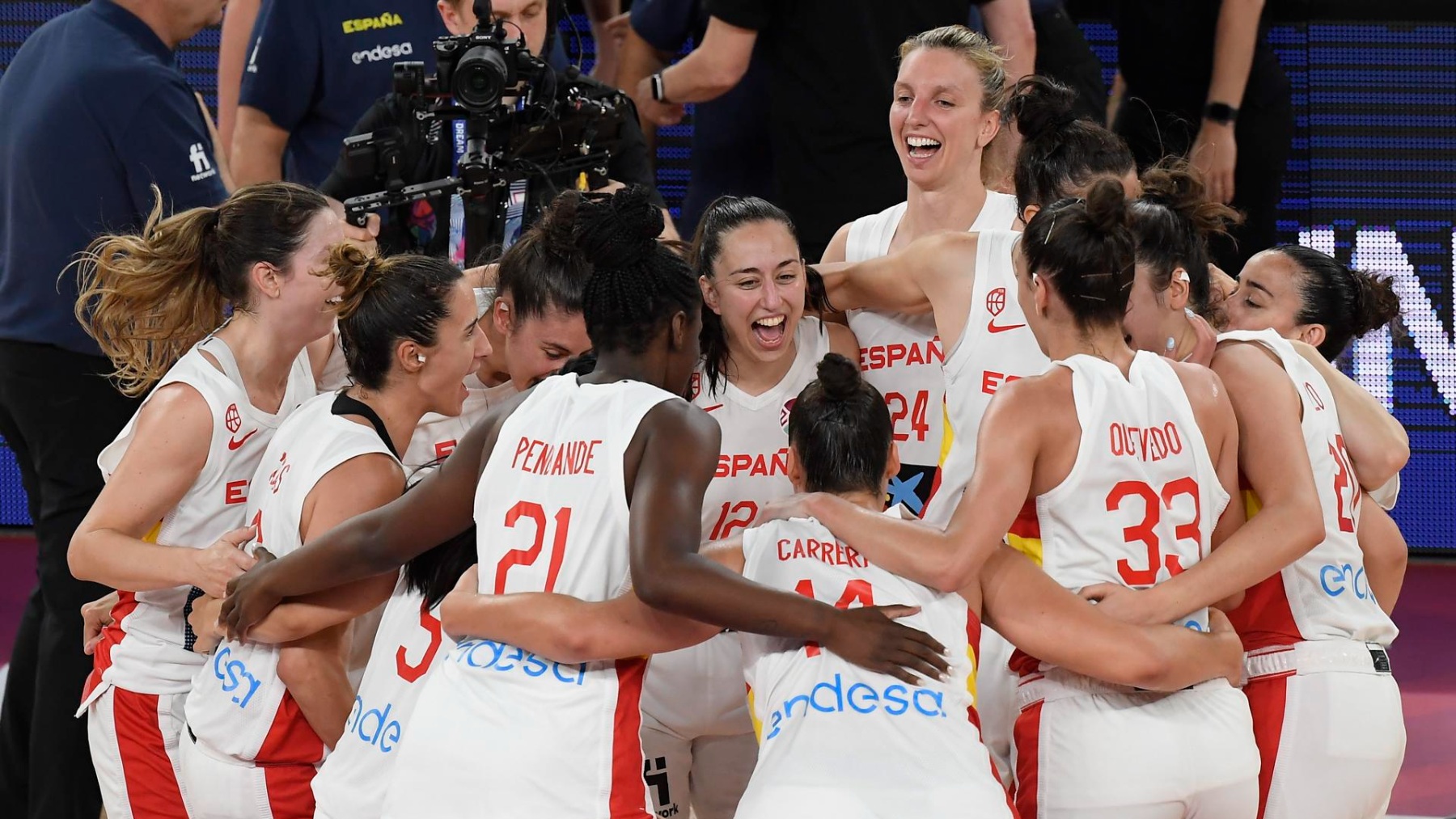 Las jugadoras de la selección femenina celebrando un triunfo. (EFE)