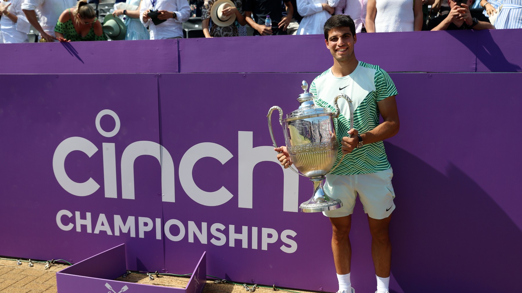 Alcaraz, con el trofeo de campeón de Queen’s. (Getty)