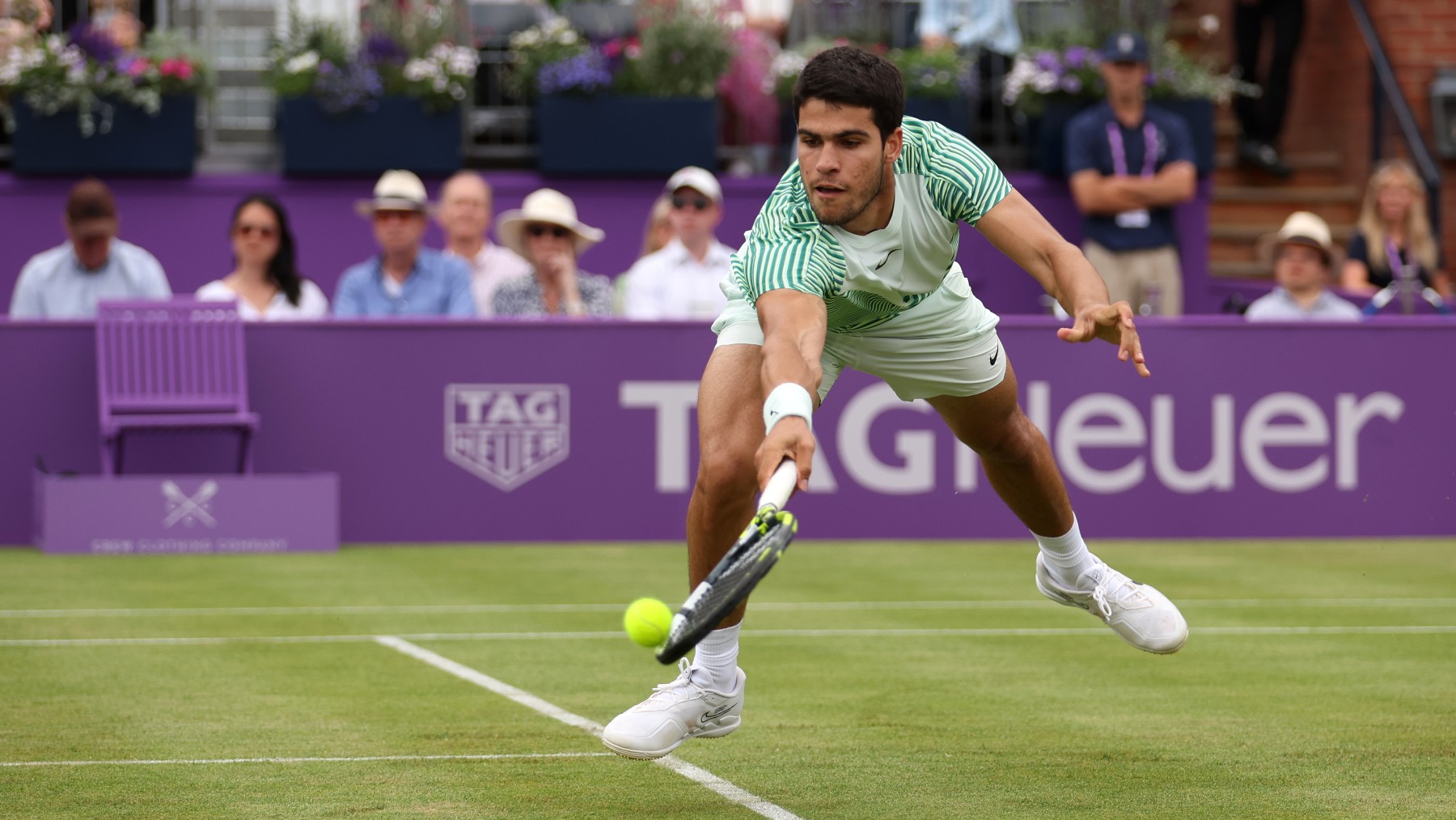 Alcaraz devuelve una volea en Queen’s. (Getty)