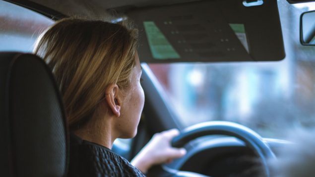 Te dejará flipando: las utilidades de los parasoles del coche que no todo el mundo conoce