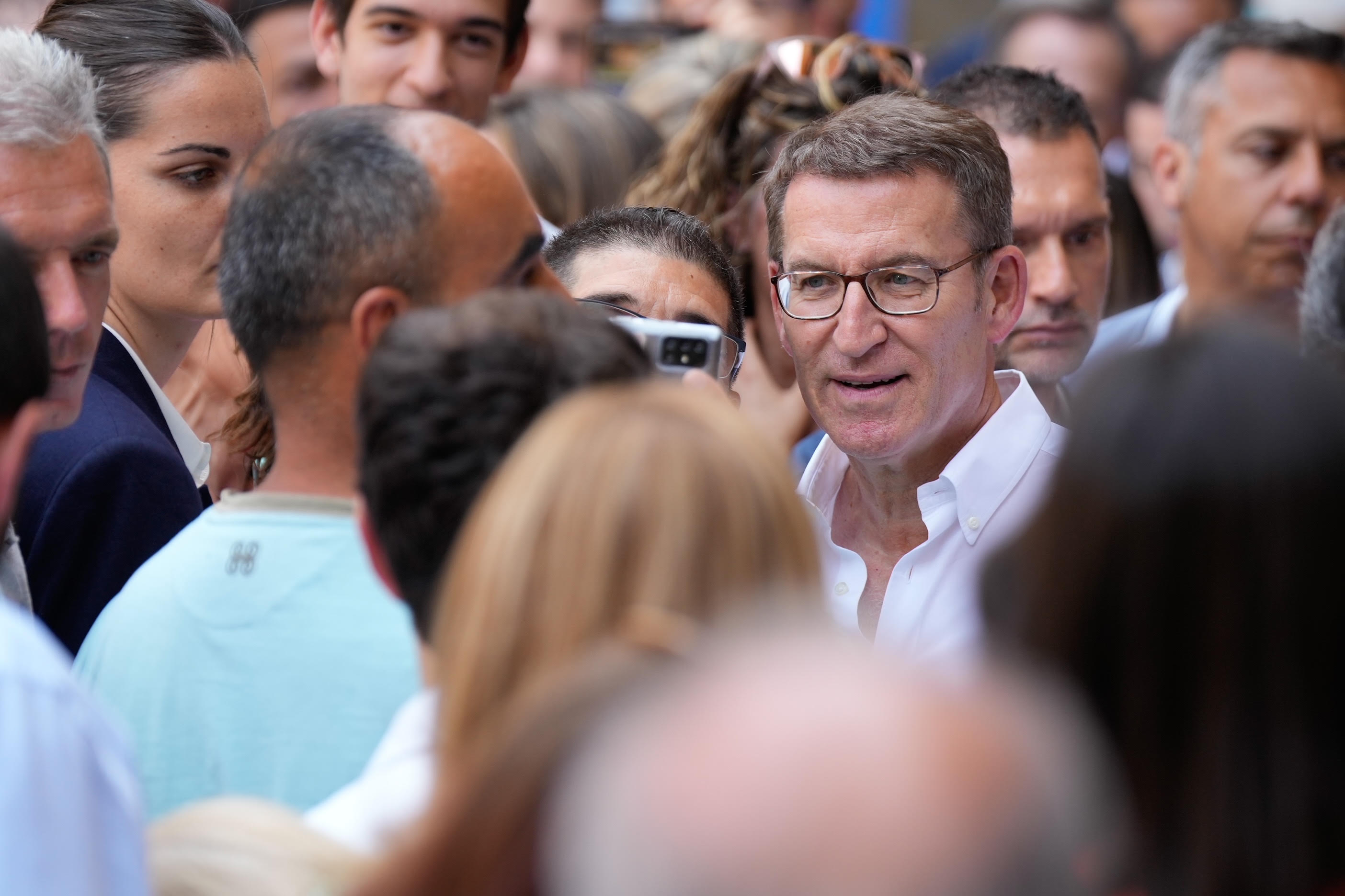 Feijóo se fotografía con los asistentes al acto del PP celebrado en Salamanca.