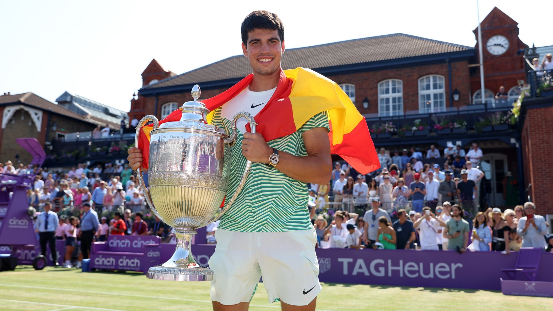 Carlos Alcaraz, con el trofeo de campeón de Queen’s y la bandera de España. (Getty)