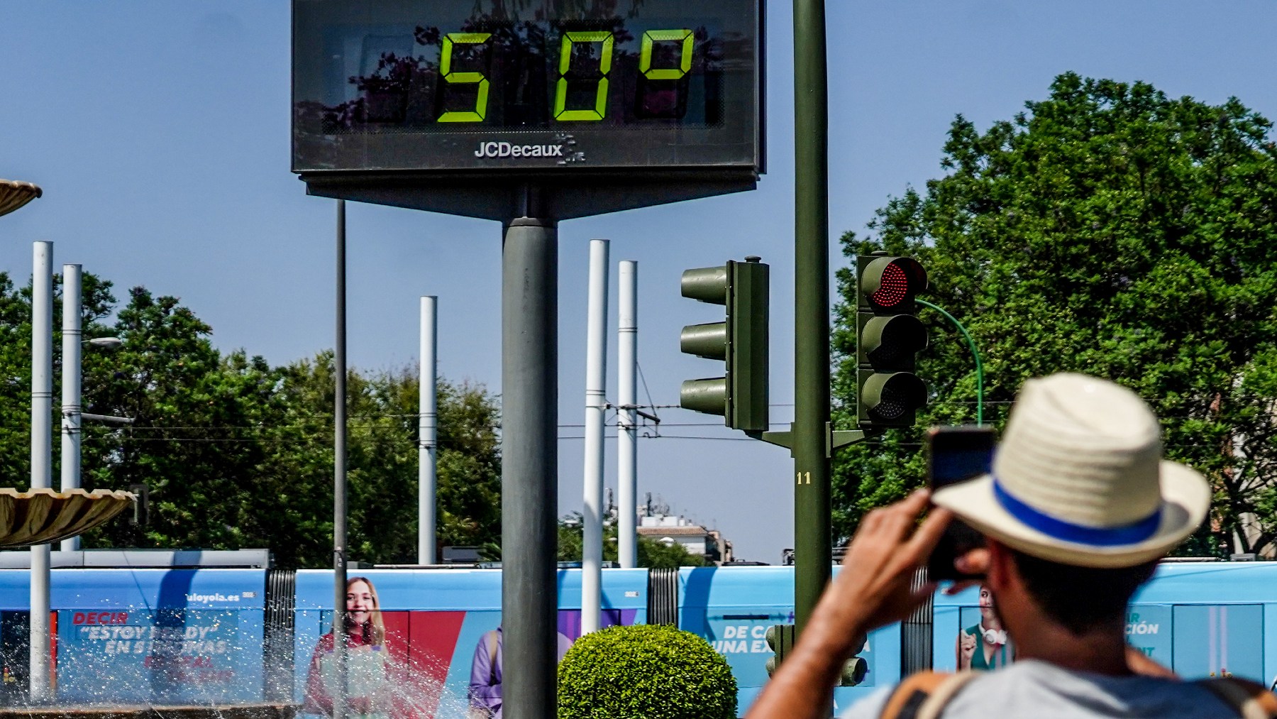 Un transeúnte fotografía un termómetro en Sevilla (EUROPA PRESS).