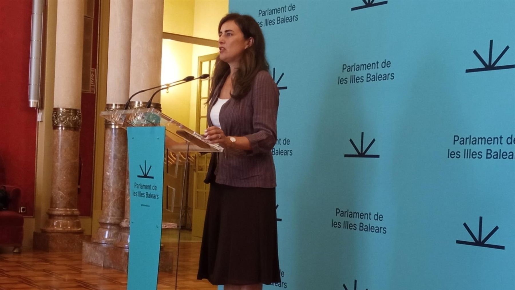 Idoia Ribas, portavoz de Vox, en una rueda de prensa en el Parlament