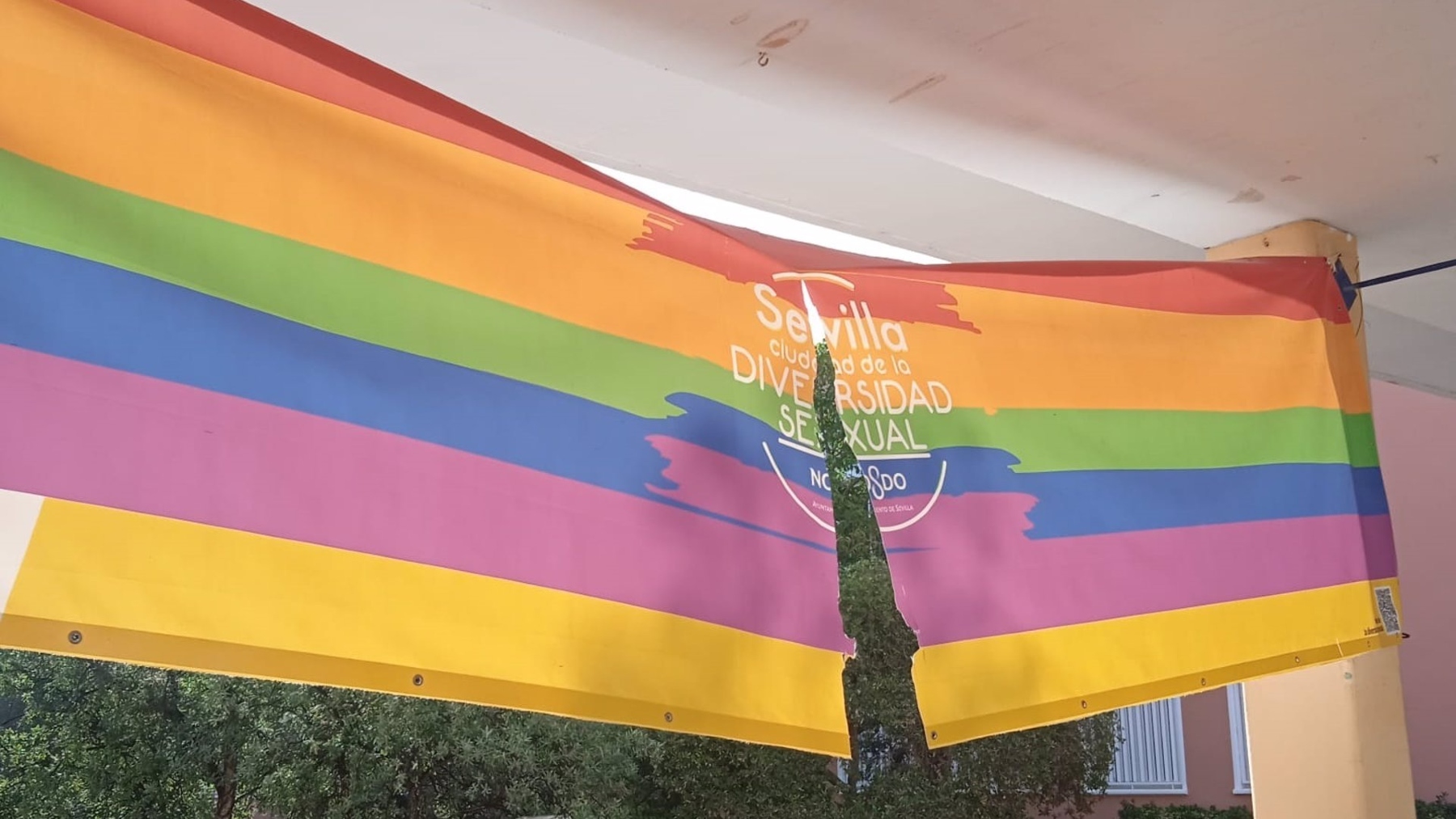 La bandera LGTBI que ha aparecido rota este lunes en la Universidad Pablo de Olavide de Sevilla (@IgualdadUpo).