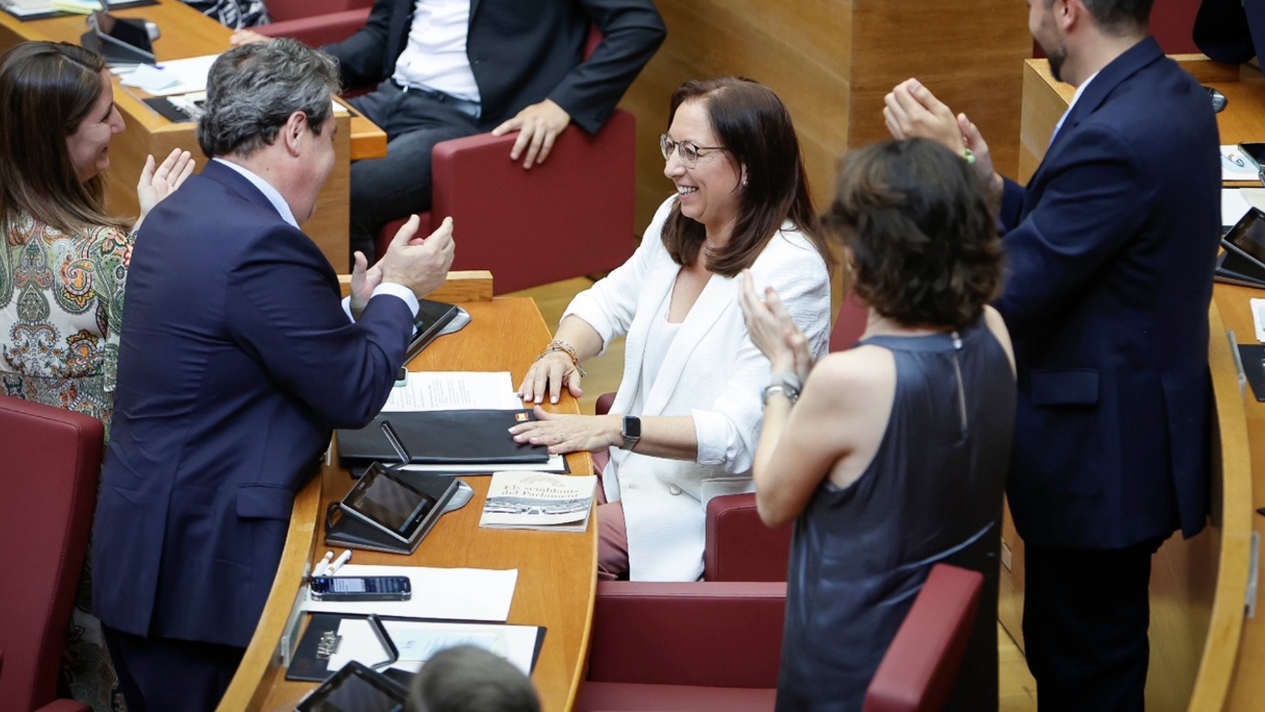 Llanos Masó recibe el aplauso de parlamentarios de Vox tras ser proclamada presidenta de las Cortes Valencianas.