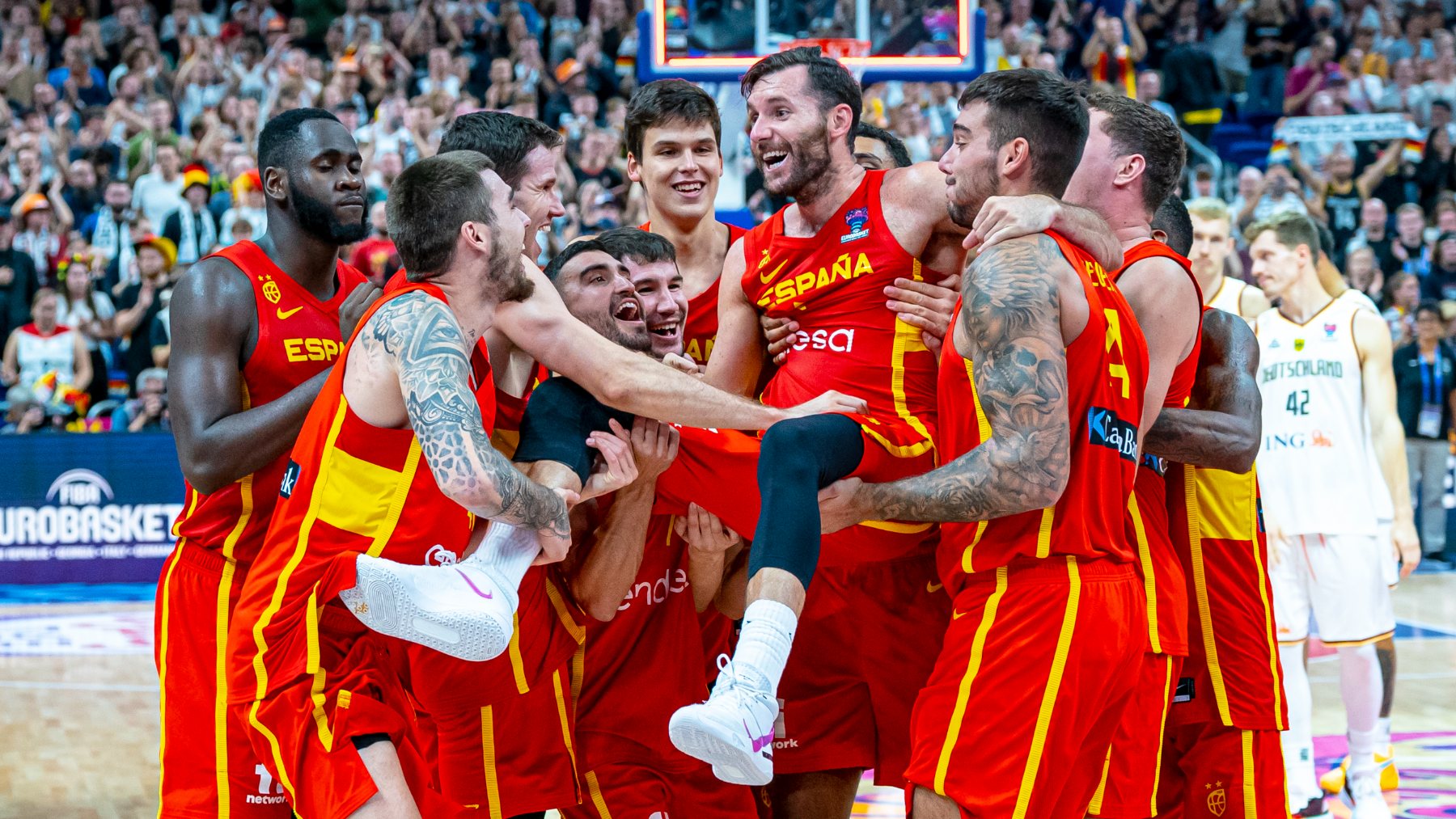 España celebrando un triunfo en el último Eurobasket. (FEB)