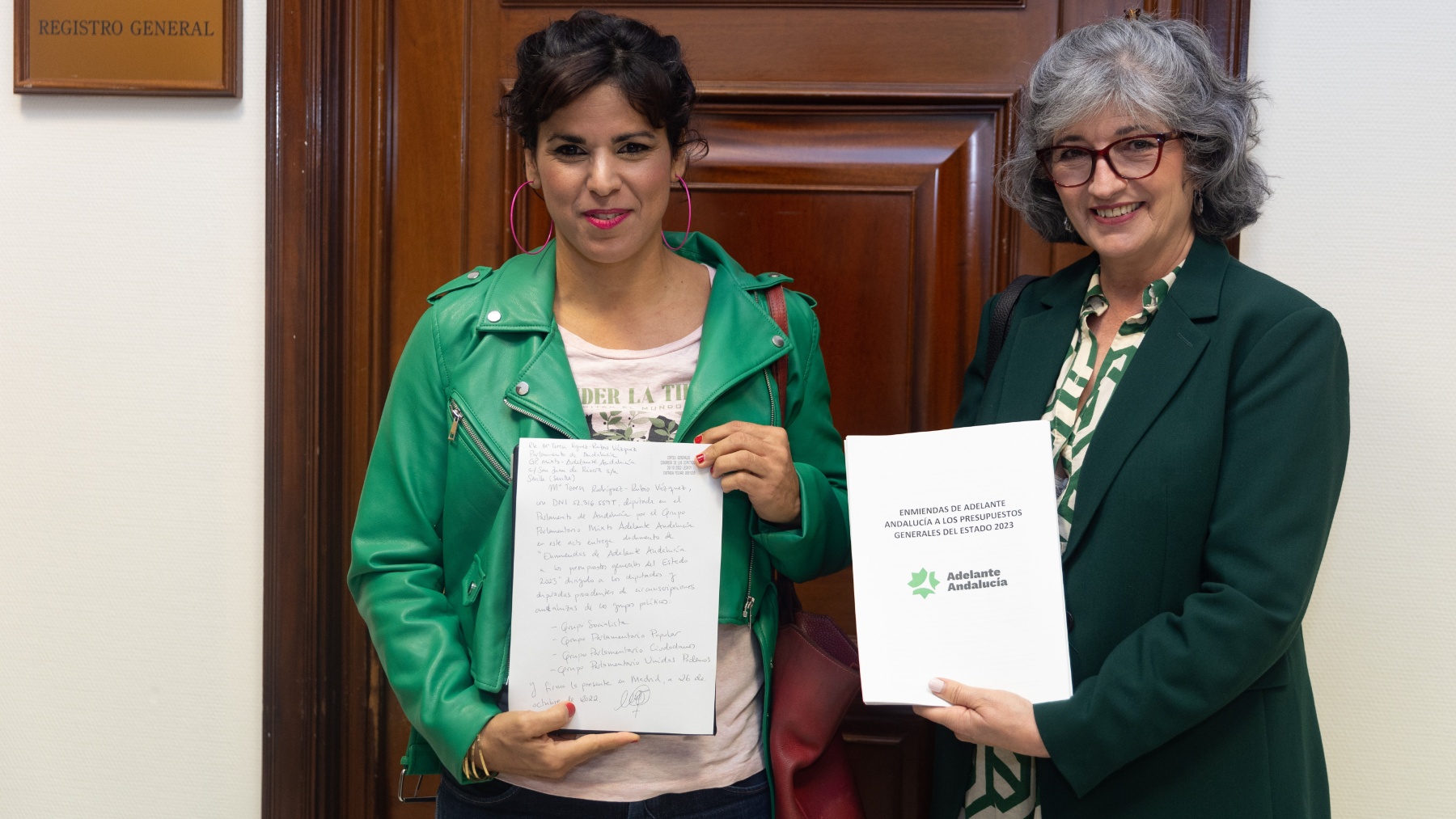 Teresa Rodríguez y la candidata de Adelante Andalucía al 23J, Pilar González (EUROPA PRESS).