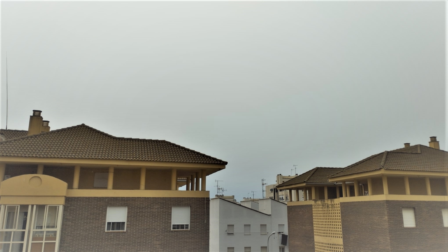 Nube de hollín en el cielo de Huelva (EUROPA PRESS).