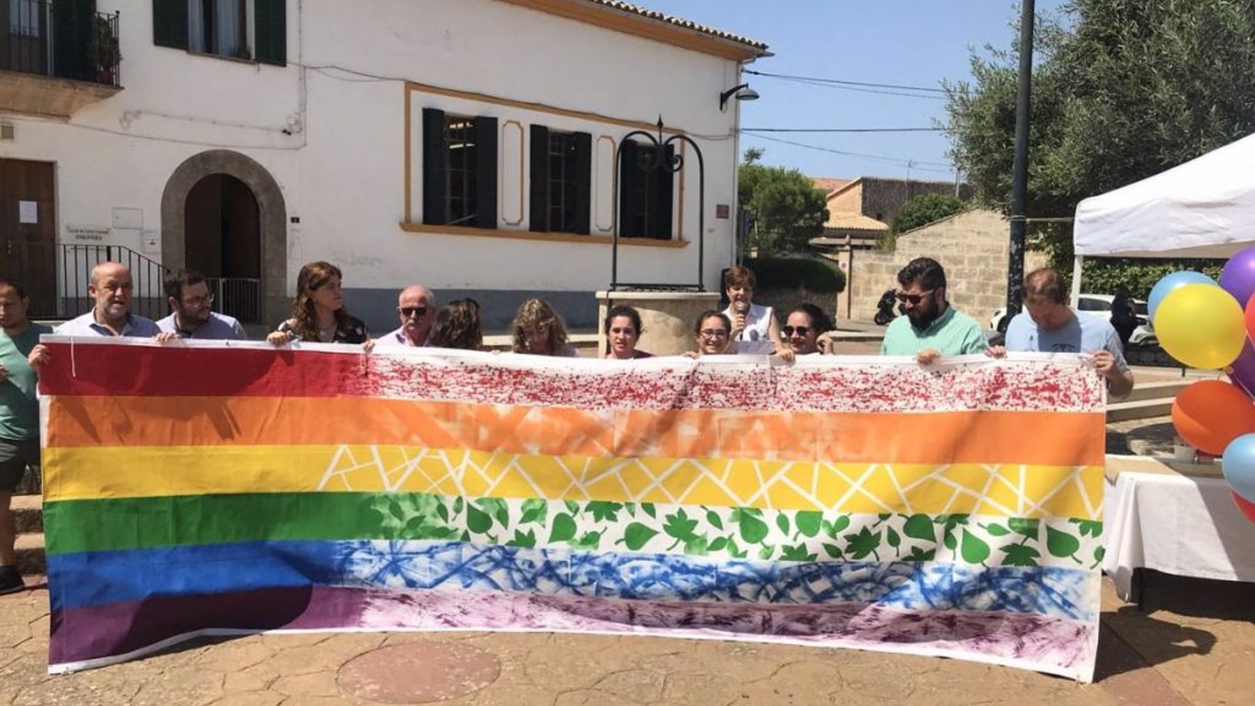 Miembros del PSOE en Marratxí desplegando una pancarta en apoyo al colectivo LGTBI.