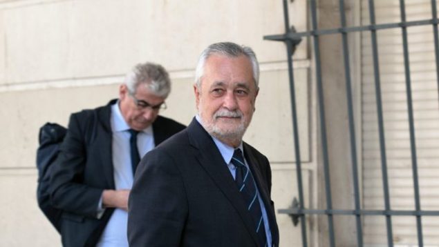 El ex presidente de la Junta de Andalucía, José Antonio Griñán, llegando a los juzgados (EUROPA PRESS).