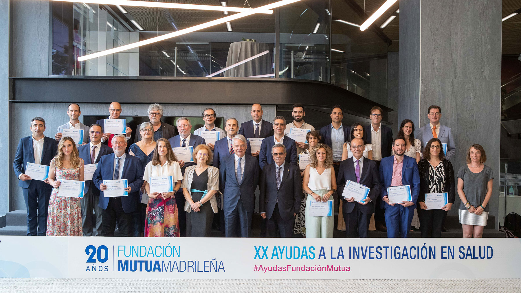 Imagen de los miembros de Mutua Madrileña y ganadores de los proyectos ganadores.