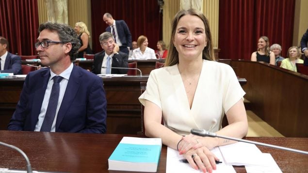 Marga Prohens y Toni Costa en el Parlament.