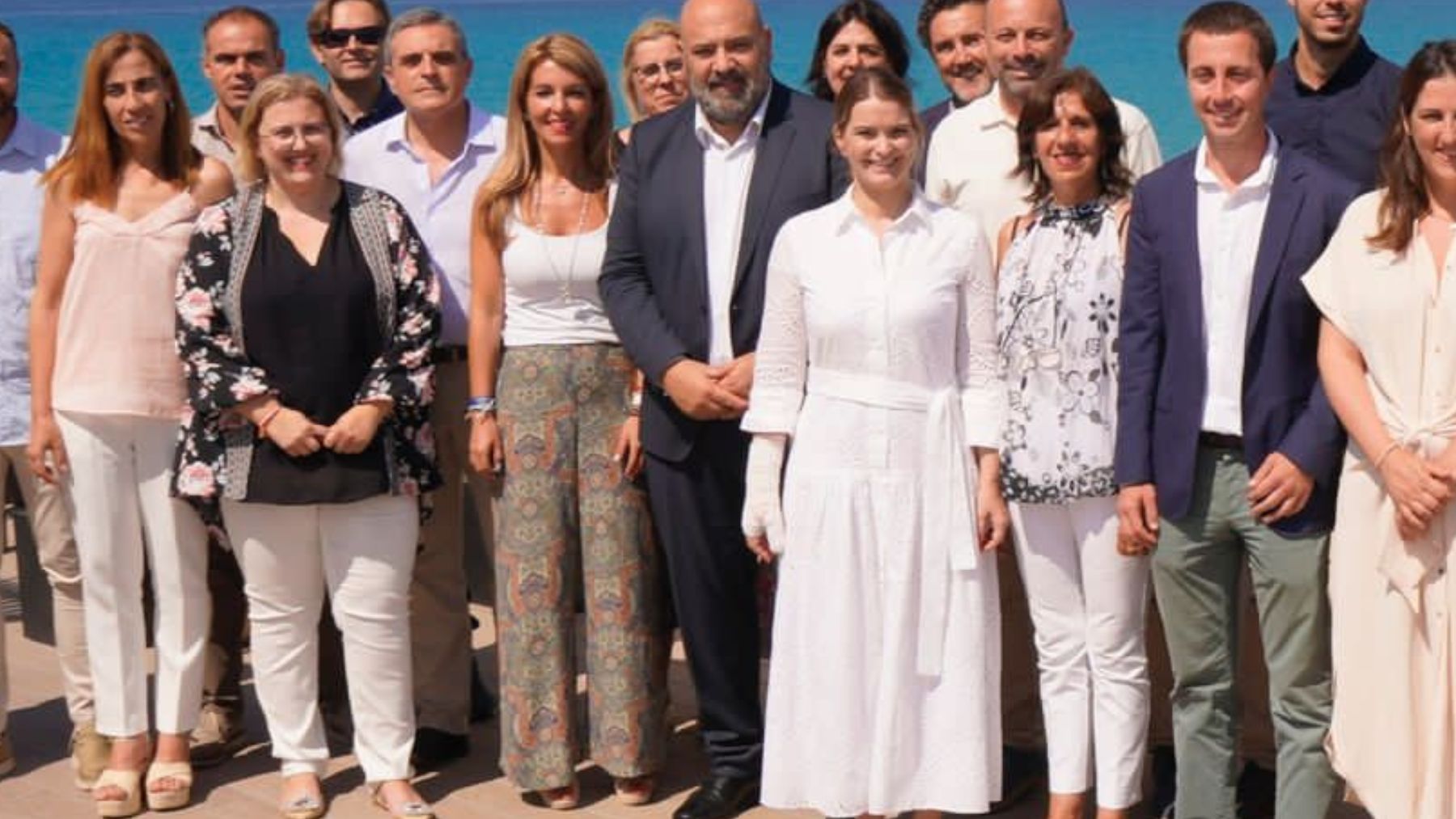 Marga Prohens con el brazo vendado durante la reunión con los alcaldes.