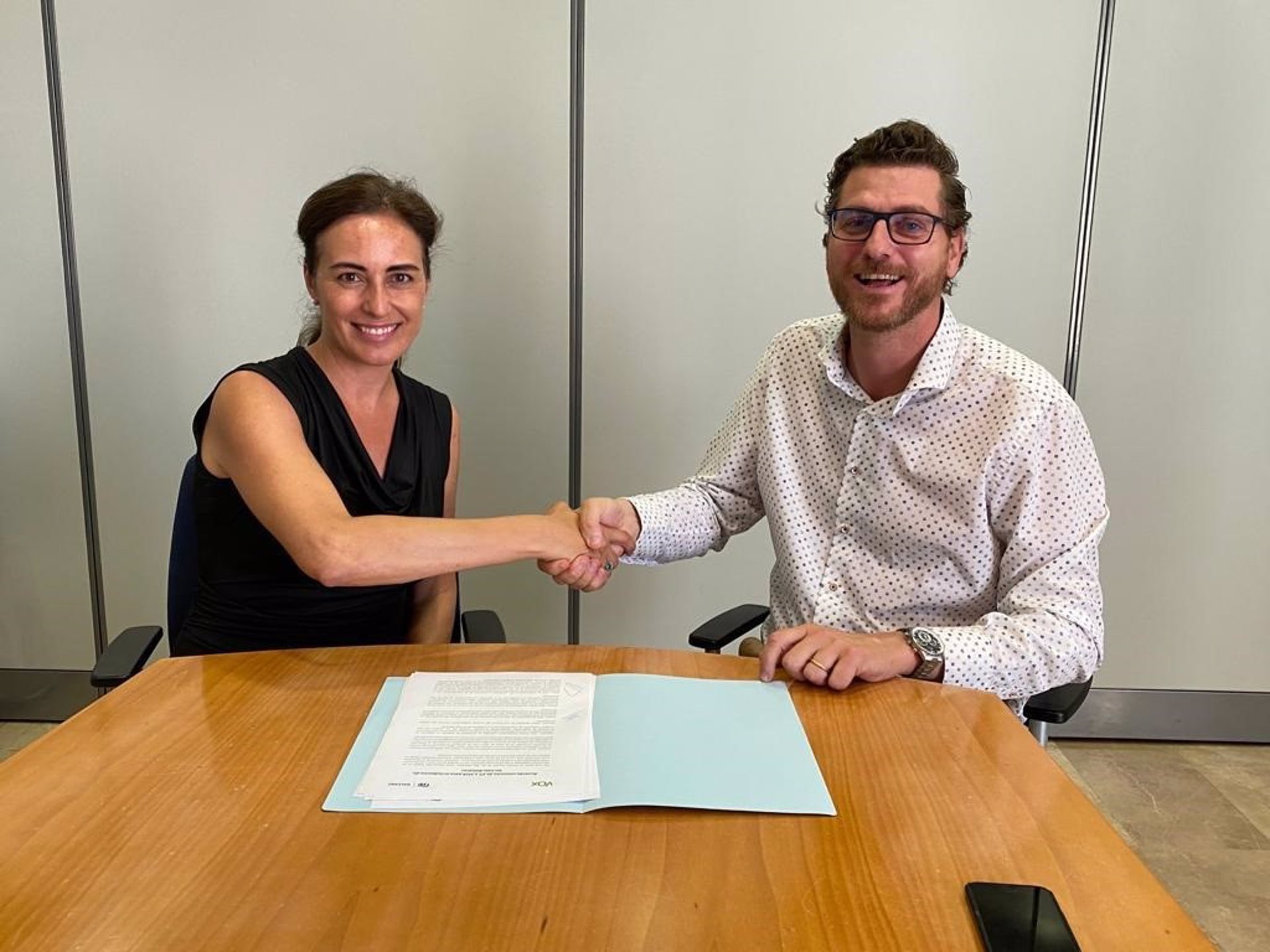 La portavoz de Vox, Idoia Ribas, y el del PP, Sebastià Sagreras, firman el acuerdo.