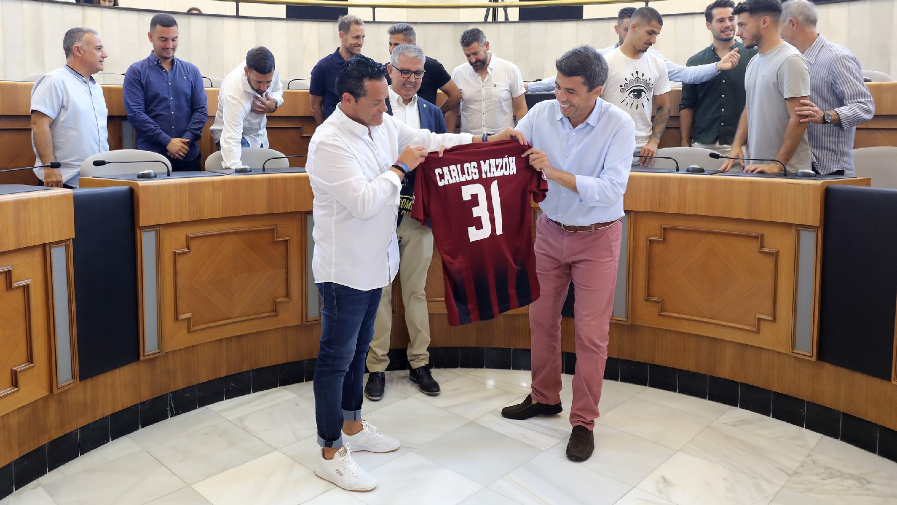 Carlos Mazón este miércoles, con la camiseta del Club Deportivo Eldense con su nombre.