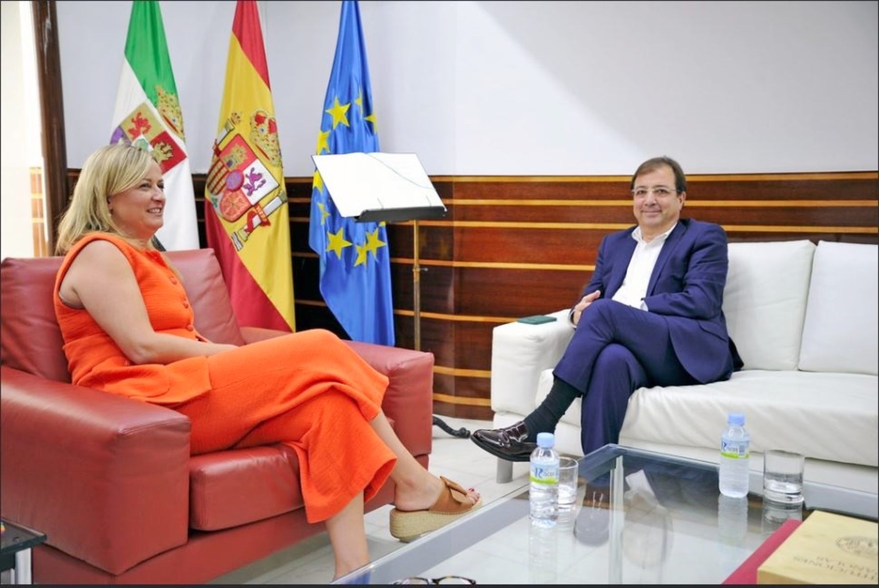 Vara junto a la presidenta de la Asamblea de Extremadura, Blanca Martín. (Foto: EP)