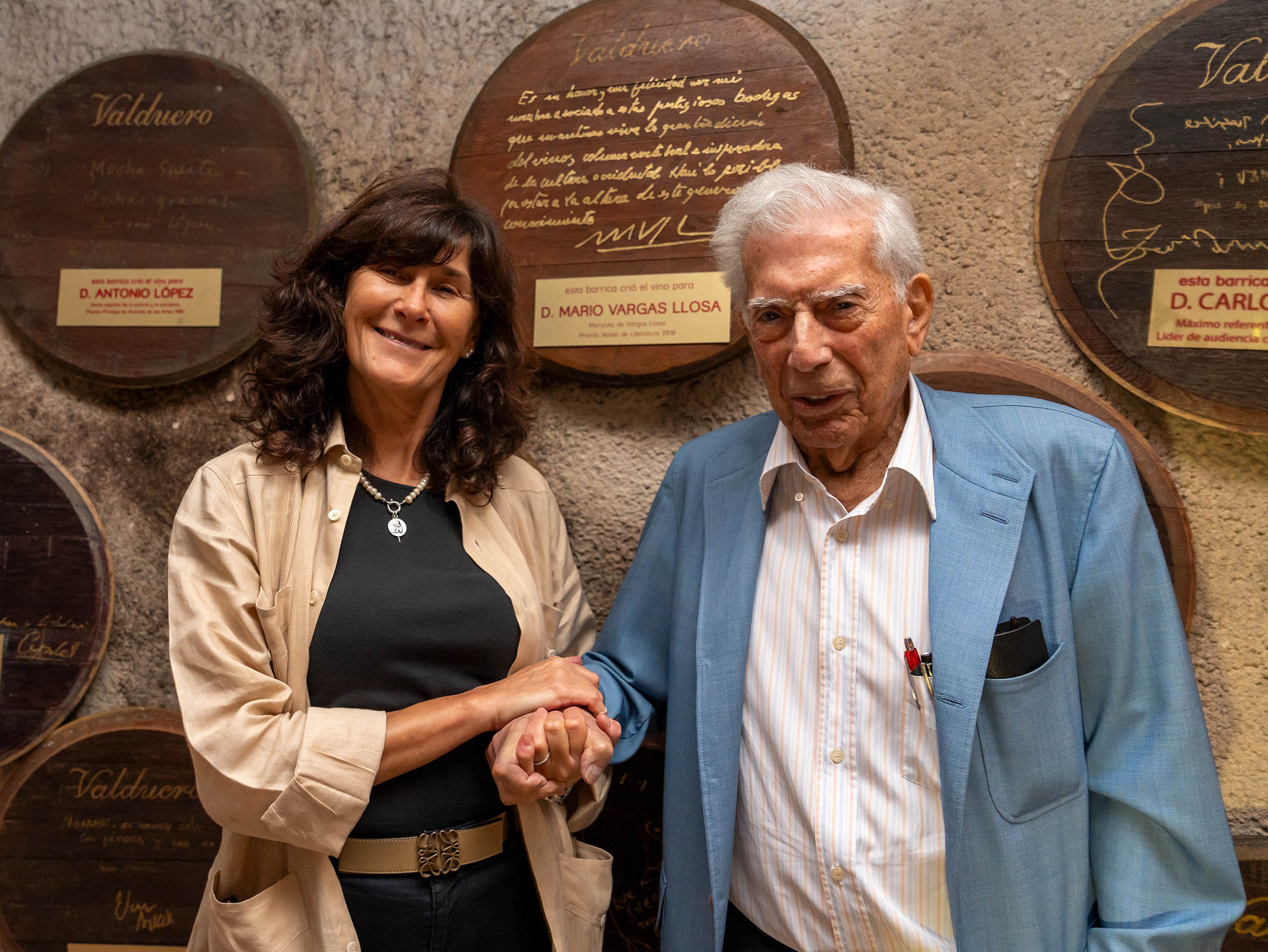 El Nobel Mario Vargas Llosa y Yolanda García Viadero en el club «La Tenada de Valduero». @BodegasValduero