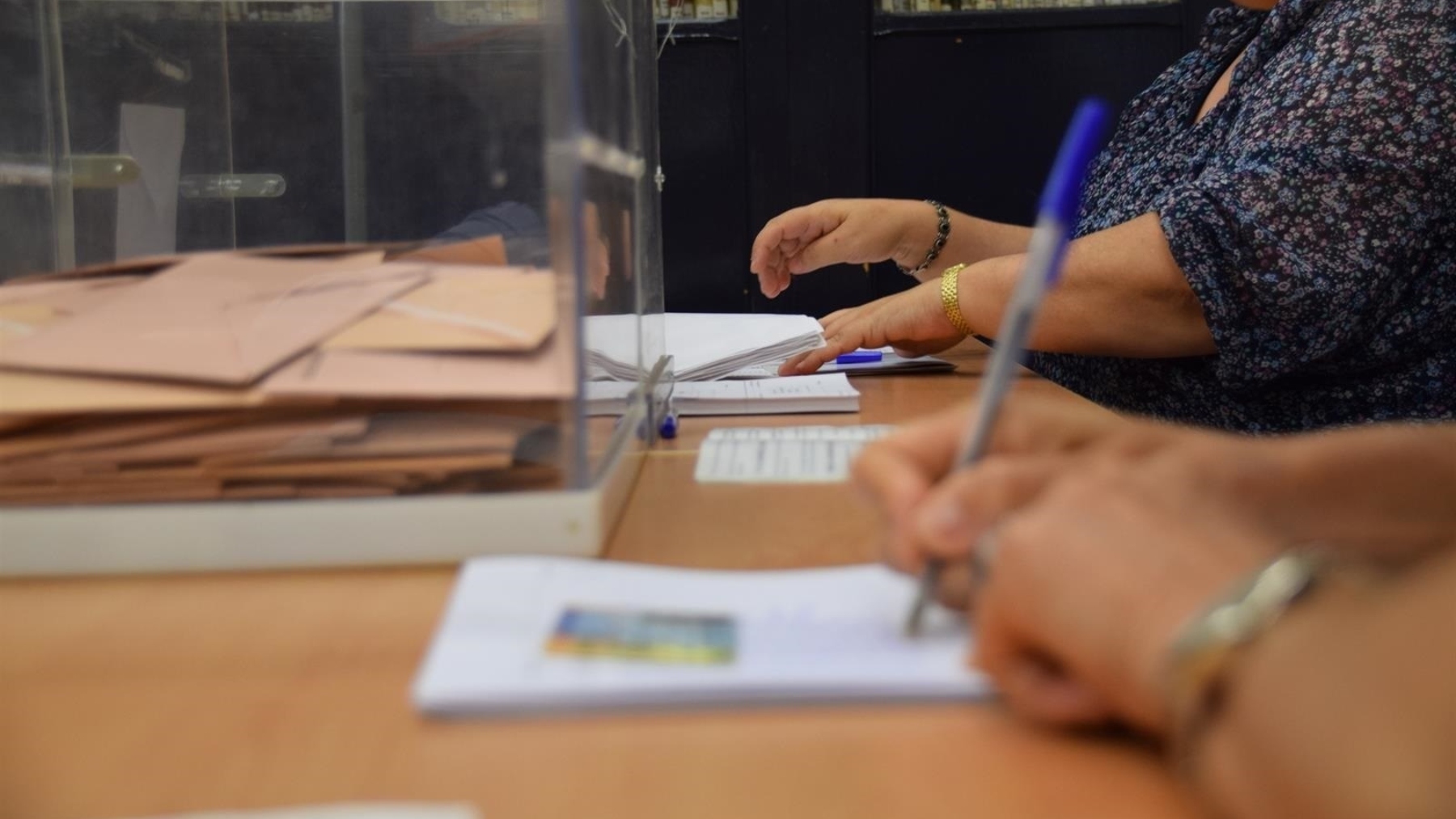 Imagen de una mesa electoral.