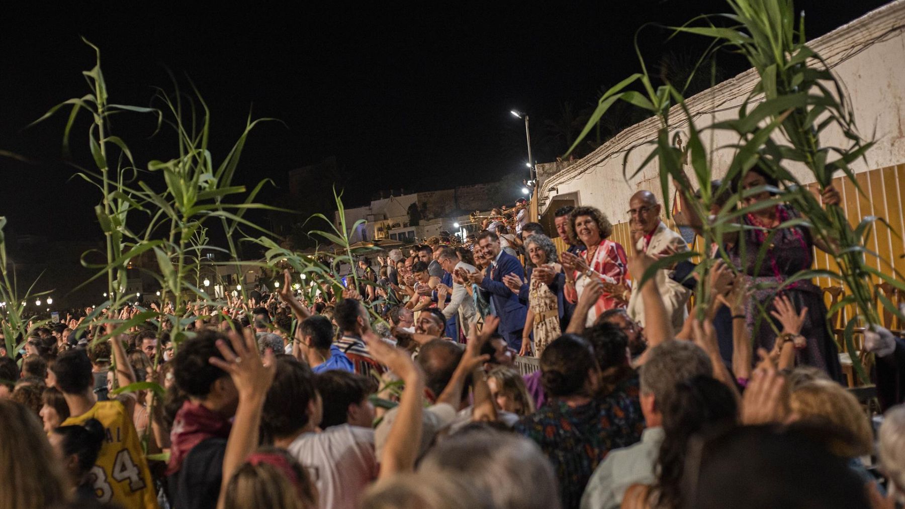 Numerosas personas asisten a los Jocs des Pla, durante las fiestas de San Juan, a 24 de junio de 2023, en Ciutadella, (Europa Press)