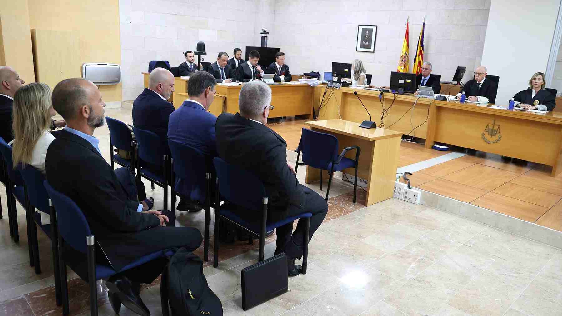 Los investigadores del caso Cursach, sentados ante el Tribunal durante el juicio. – Isaac Buj – Europa Press