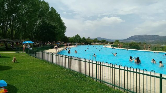 Está en uno de los pueblos más bonitos de Madrid: así es la piscina natural más grande que ya puedes visitar
