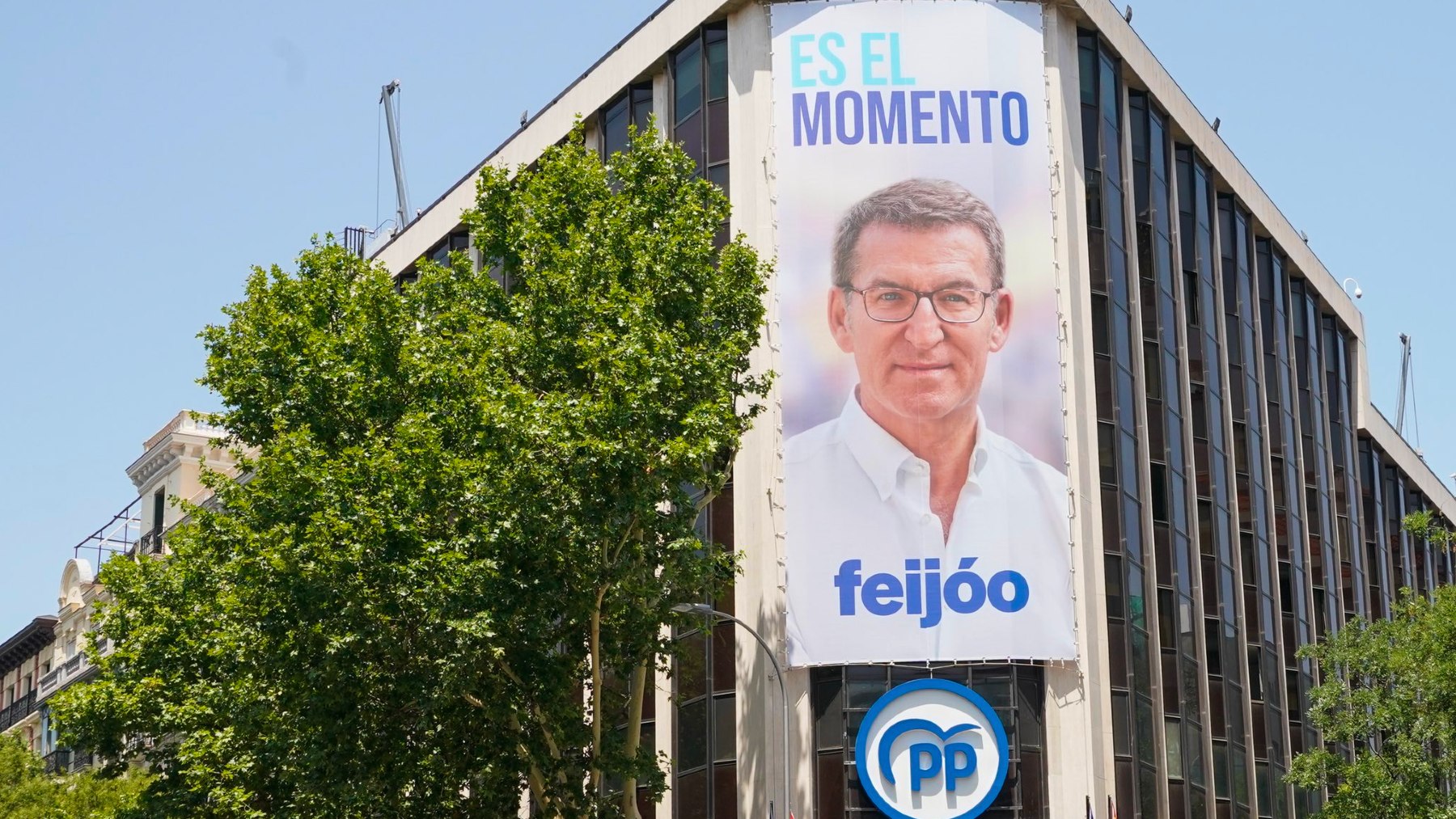 El cartel del PP en su sede de Génova.