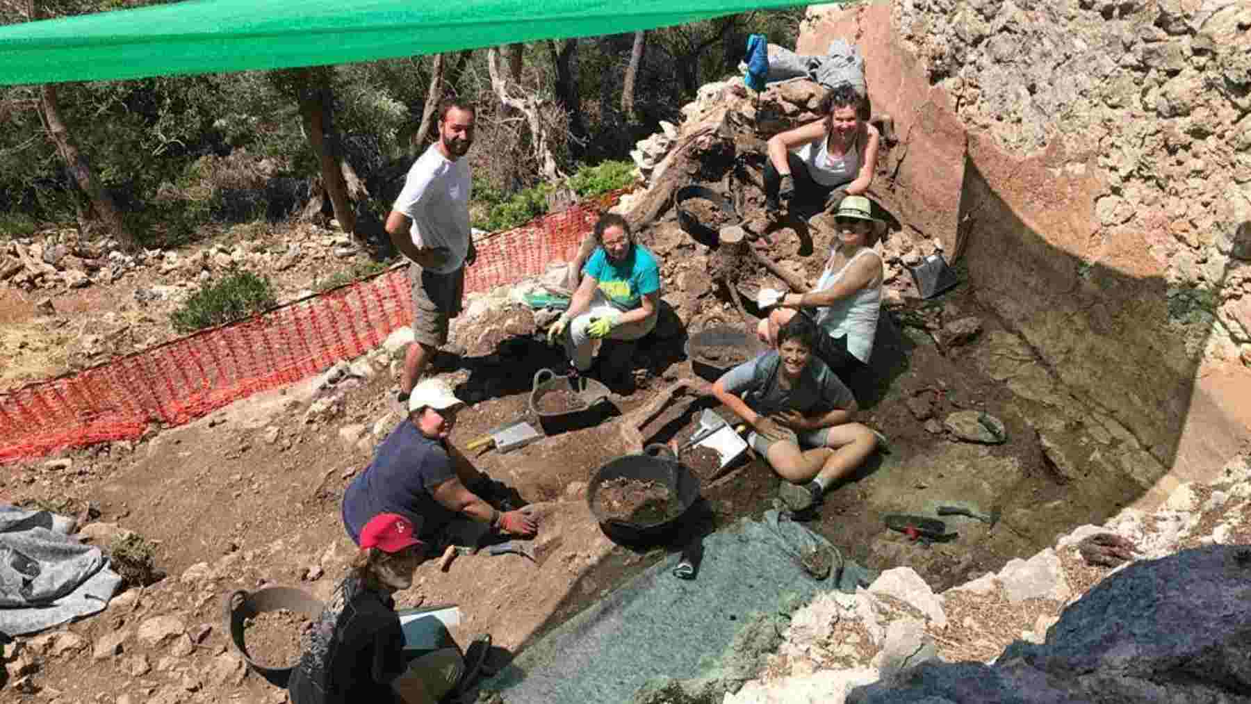 Más de 40 voluntarios participan en la primera excavación en la fortificación de Sa Bastida.