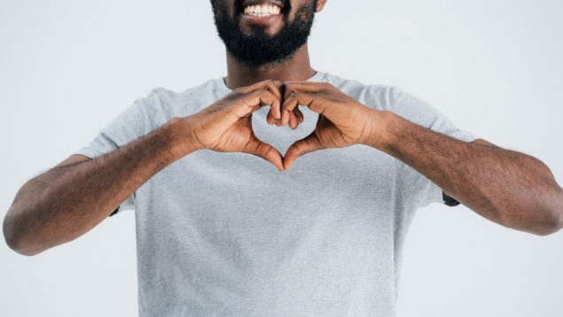 ¿Qué es el síndrome del corazón feliz más frecuente en los hombres?