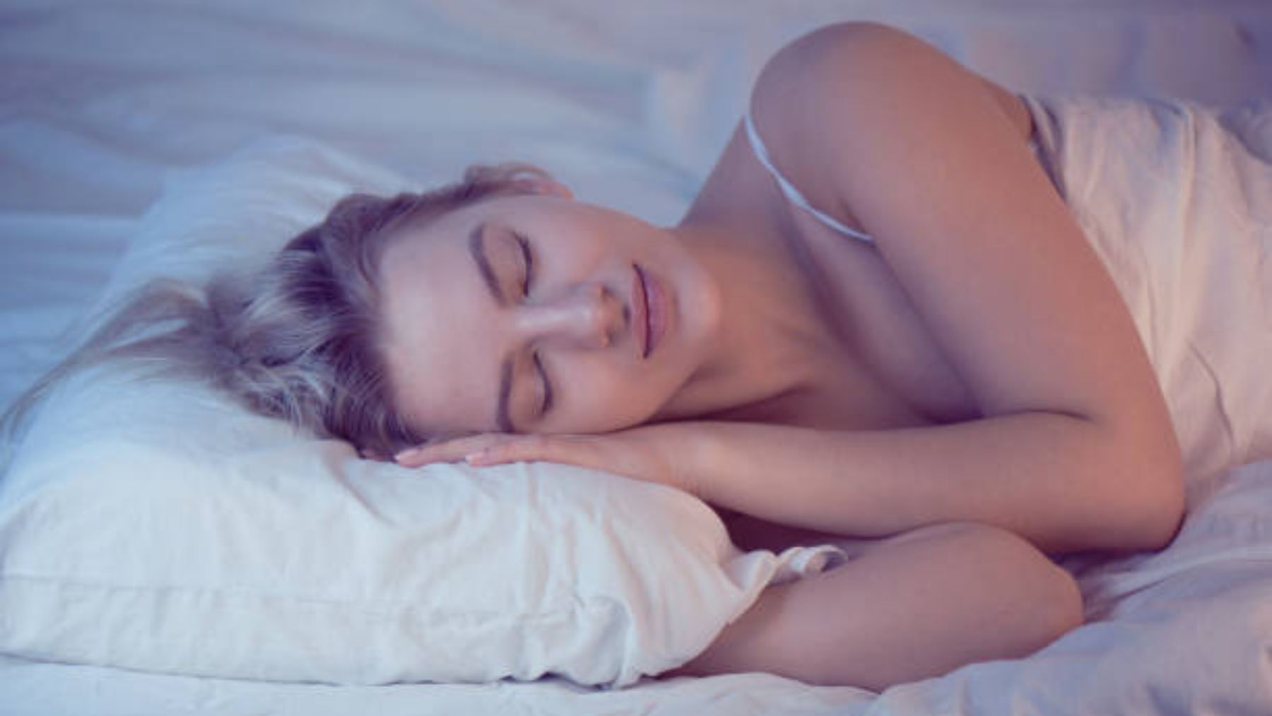 Сон красивое видео. Девушка на ортопедической подушке.
