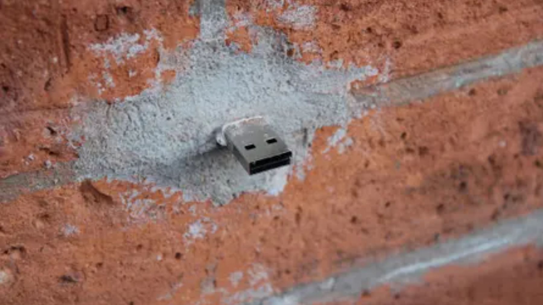 El motivo por el que hay USB incrustados en las paredes de muchas ciudades