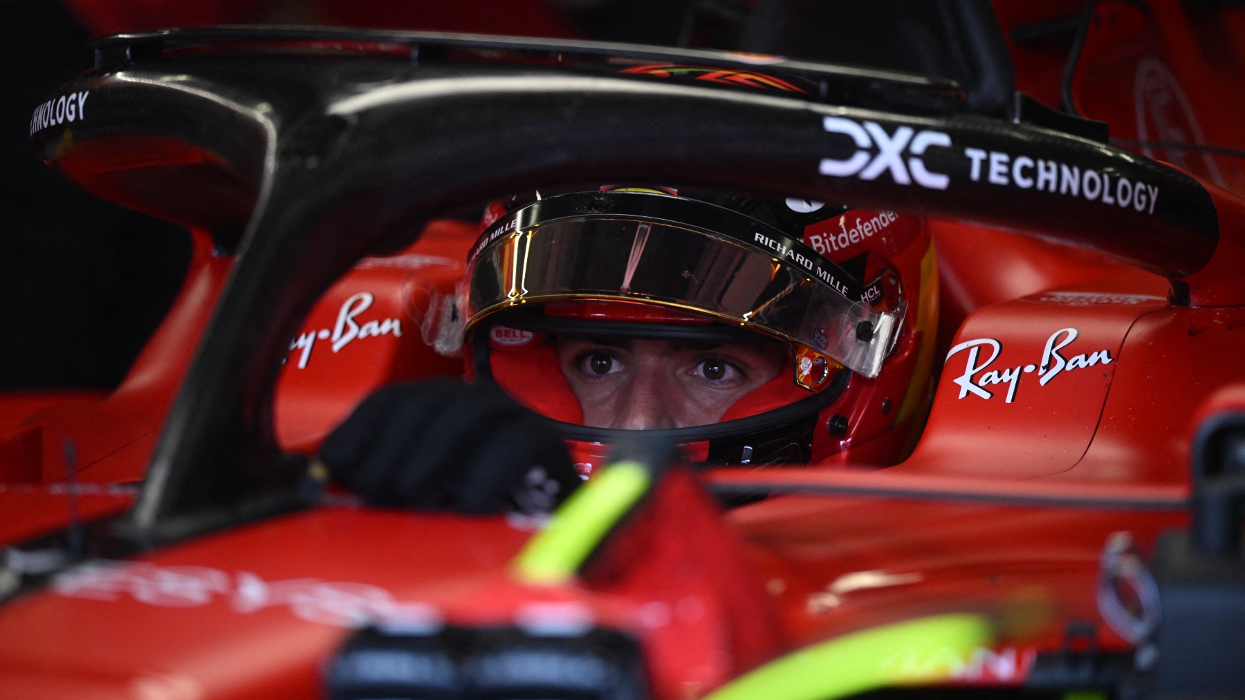 Carlos Sainz dentro del Ferrari. (AFP)