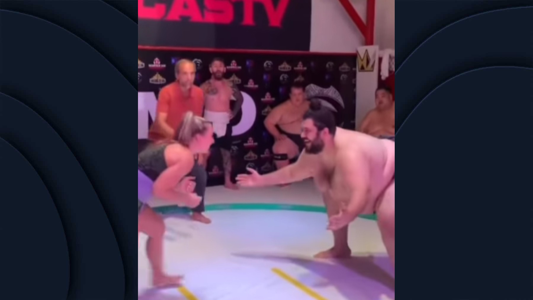 Una luchadora de la UFC se enfrenta a un luchador de sumo: el final es lo más viral en mucho tiempo