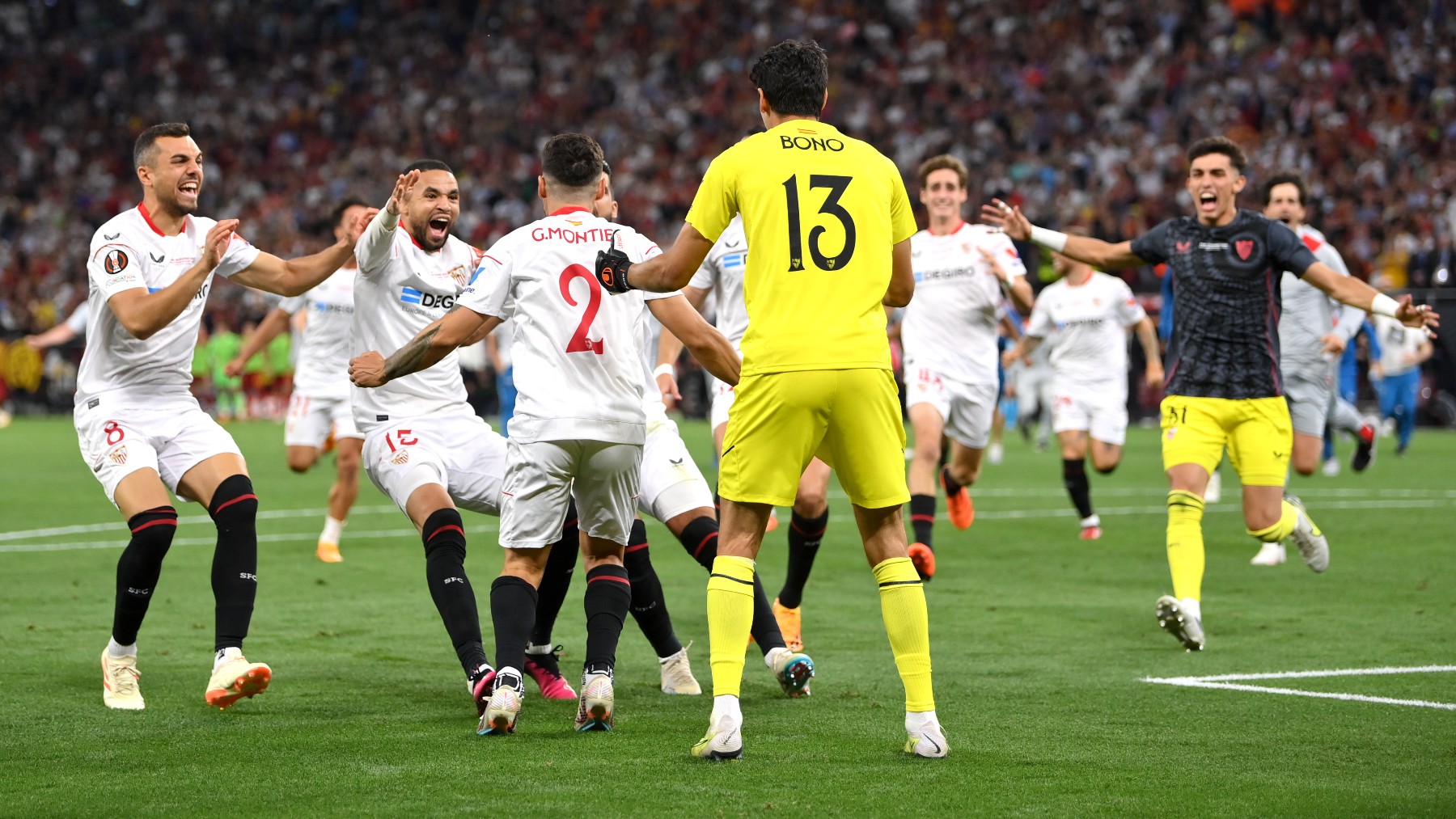 Los jugadores del Sevilla celebran el gol de Montiel. (Getty)