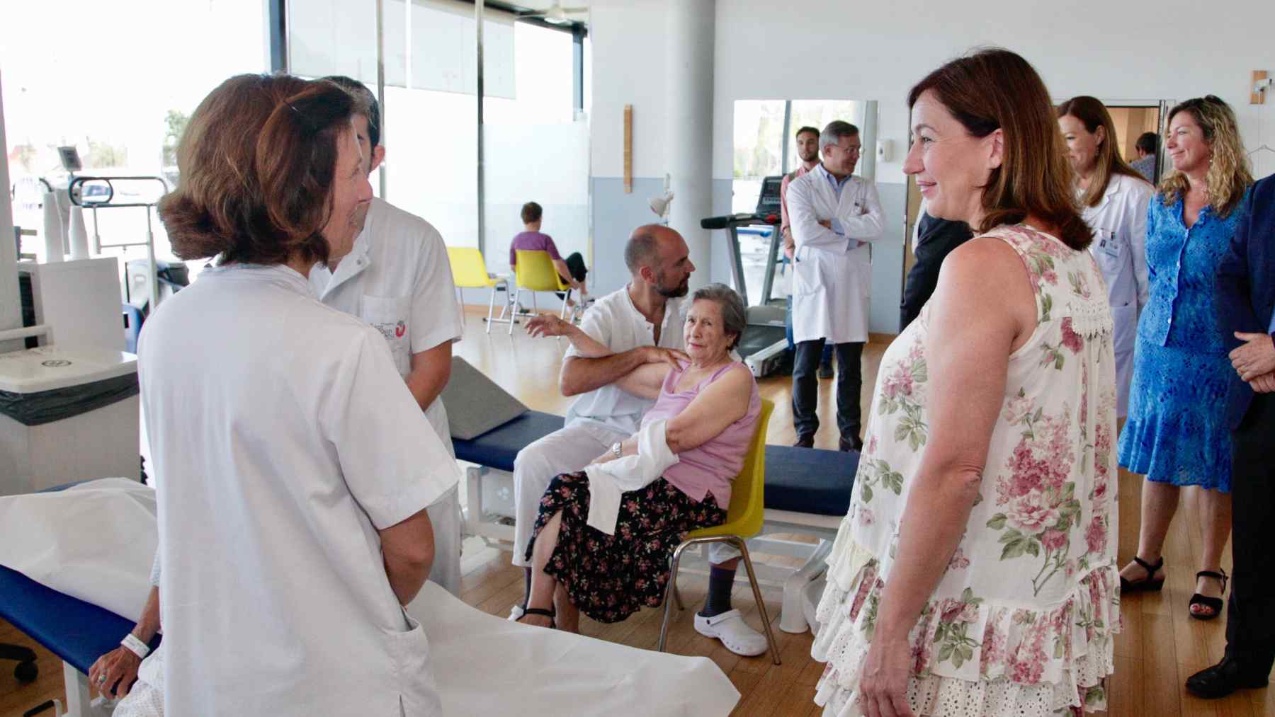 La ex presidenta socialista del Govern, Francina Armengol, en una visita al Hospital Sant Joan de Déu en Palma.