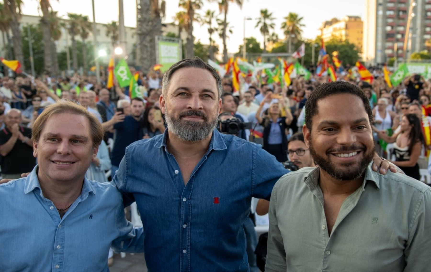 Joan Garriga, Santiago Abascal e Ignacio Garriga al llegar al acto.