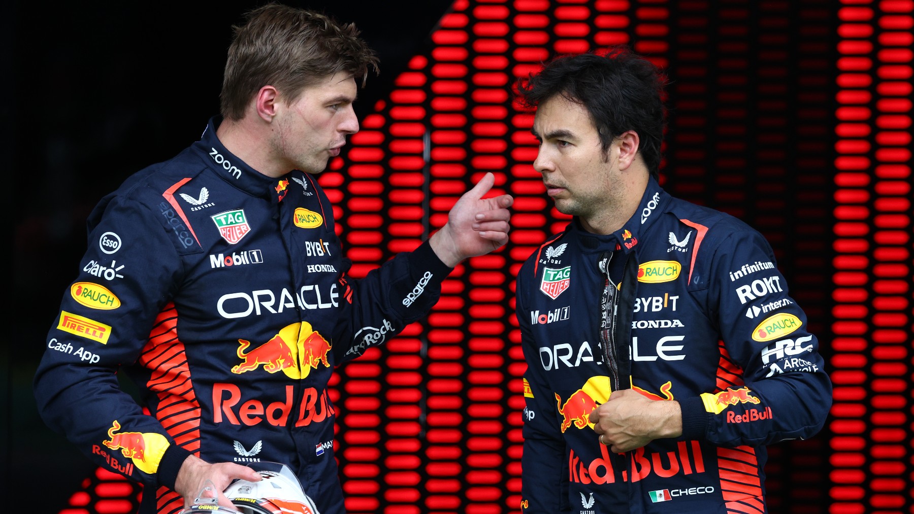 Verstappen debatiendo con Checo Pérez (Getty)