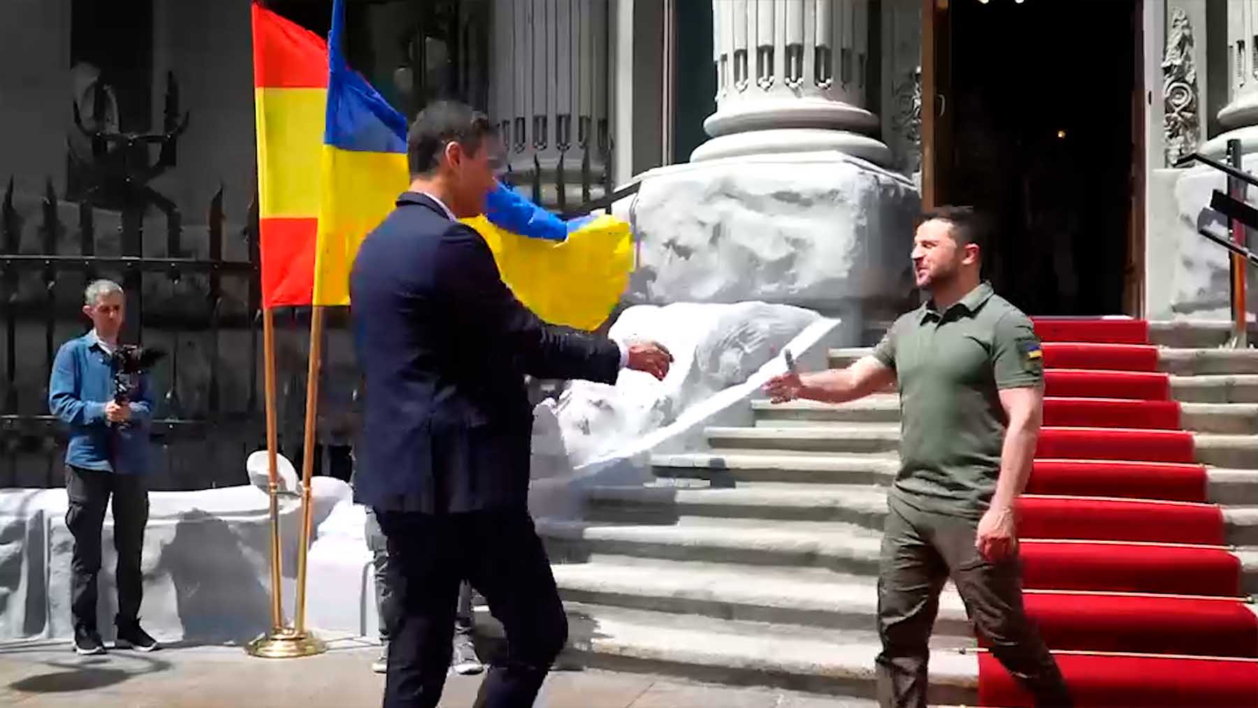Pedro Sánchez saluda a Volodimir Zelenski en Kiev.