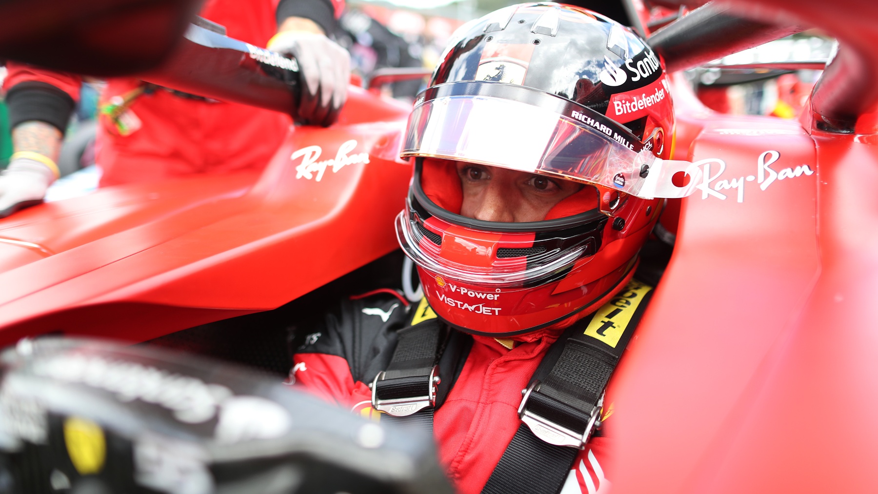 Carlos Sainz metido en el Ferrari. (Getty)