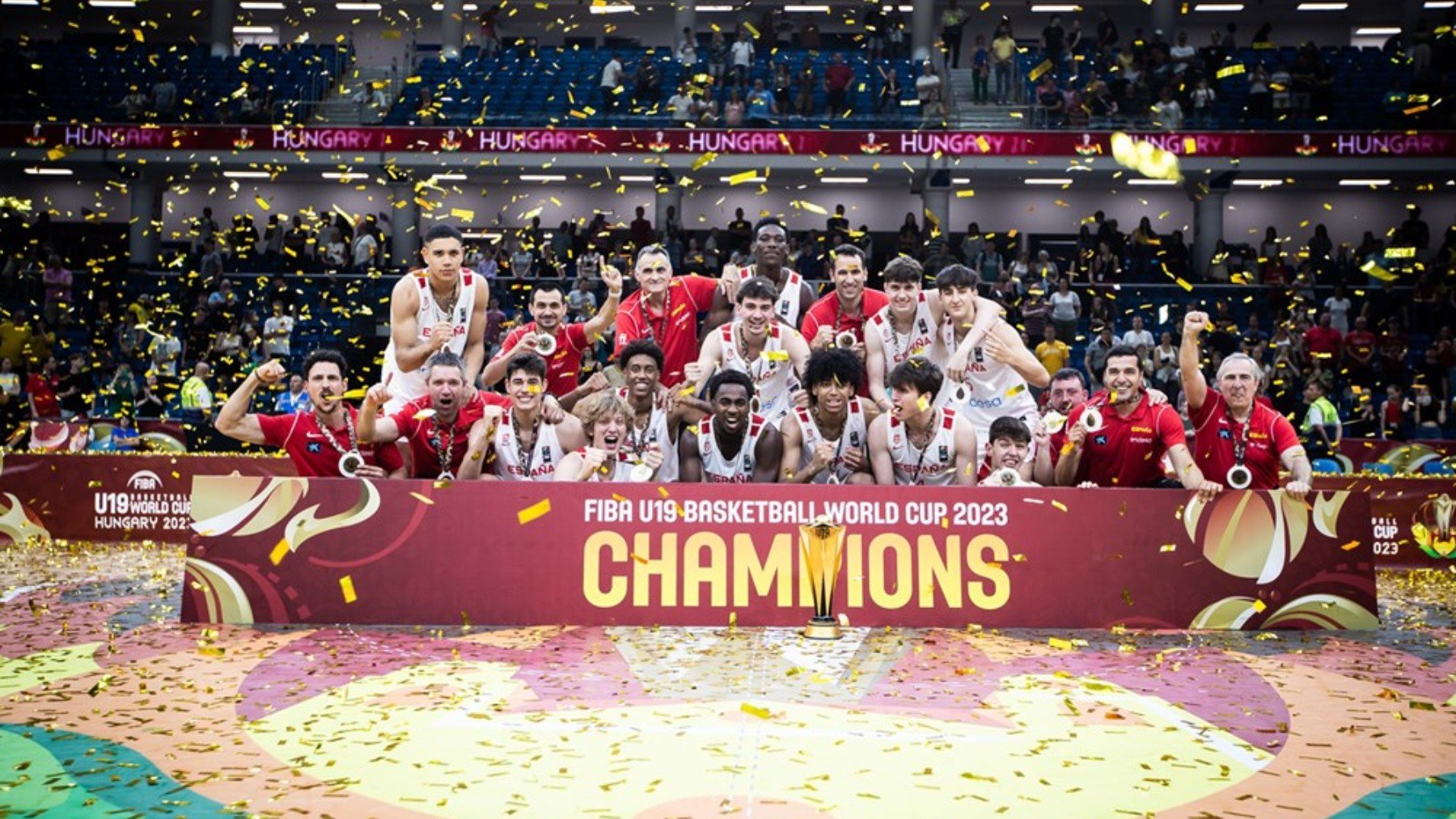 Los jugadores de España sub-19 posan con la copa de campeones del mundo. (FIBA)
