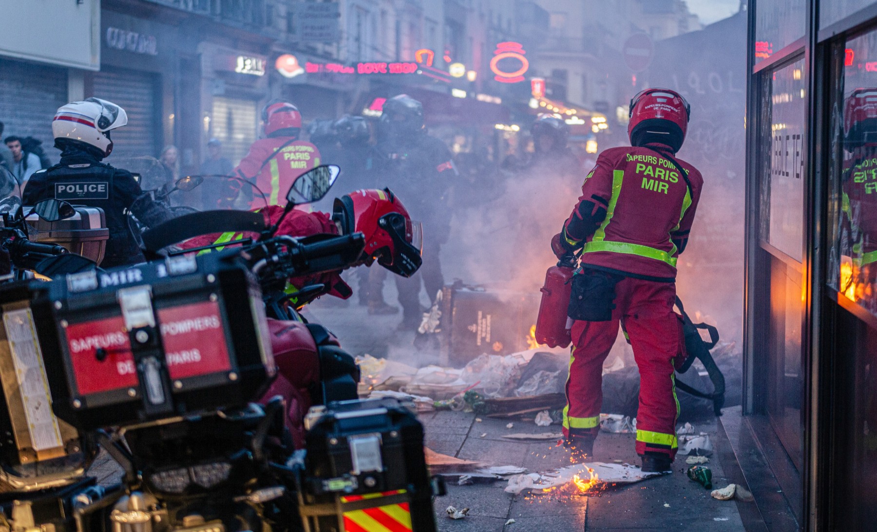 Bomberos trabajan en los disturbios de París.