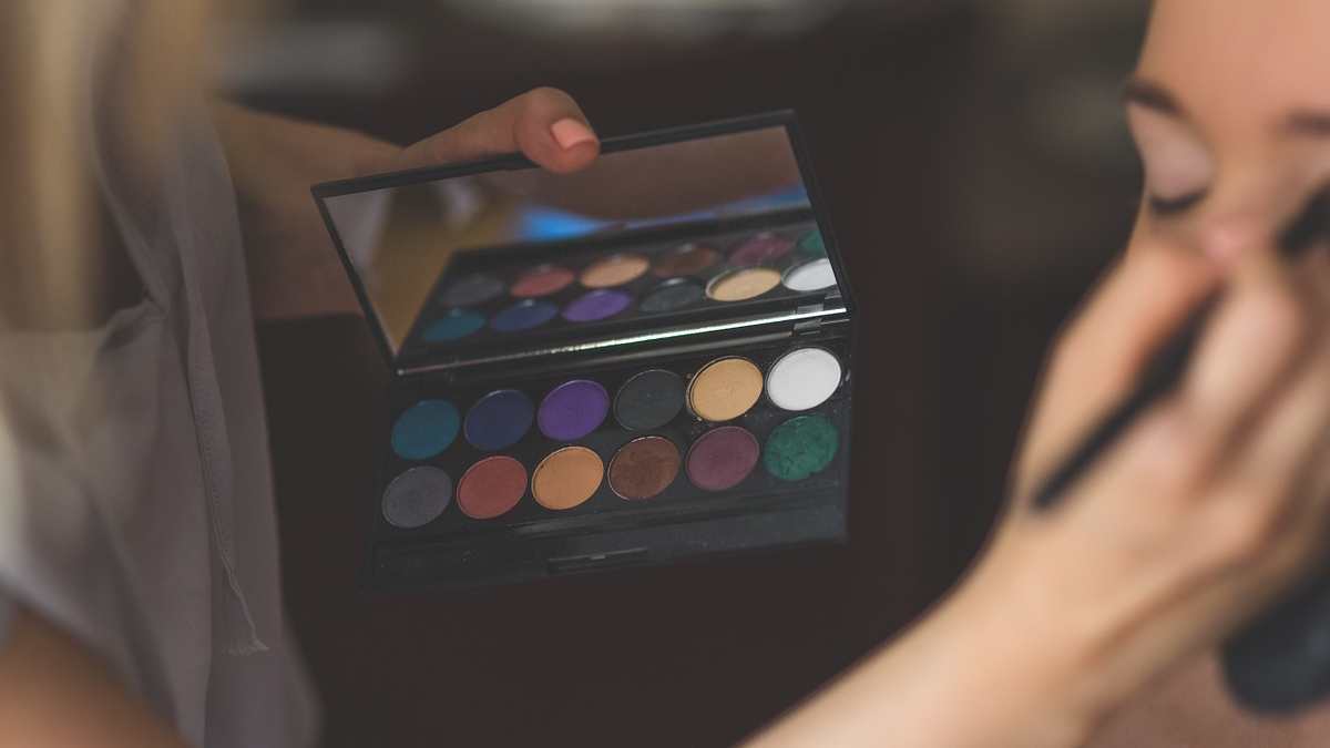 Eyeliner verde: cómo puedes aplicar y usar la tendencia de belleza más viral