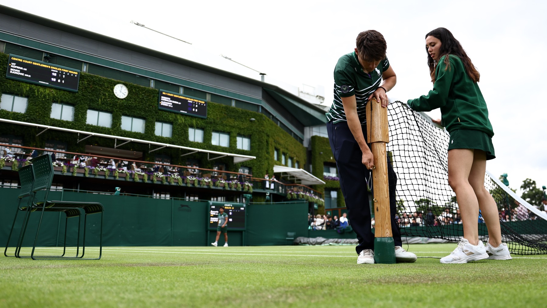 Trabajadores de Wimbledon en una de las pistas. (Getty)