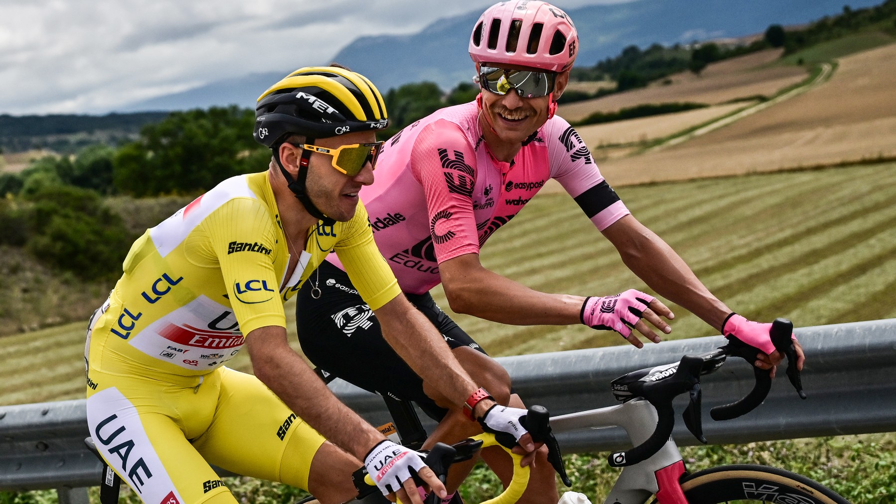 Yates, durante la segunda etapa del Tour. (AFP)