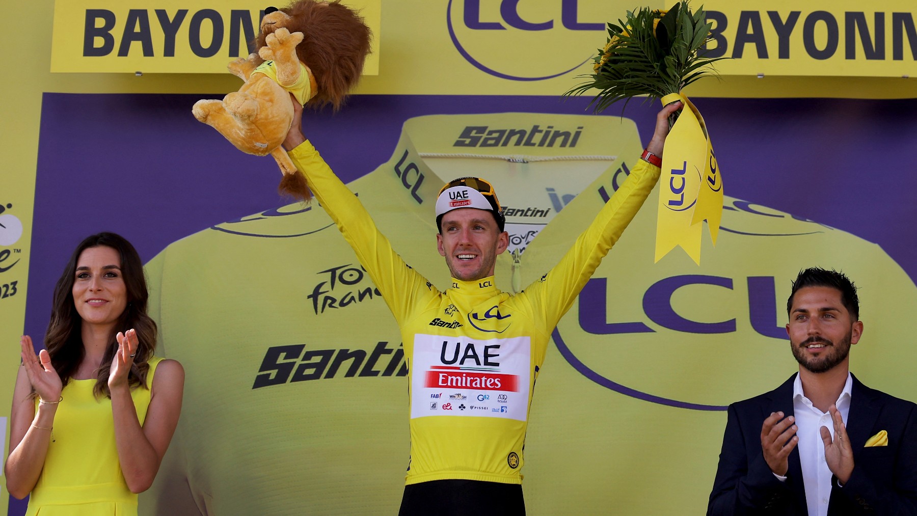 Adam Yates posa con el amarillo tras la tercera etapa del Tour de Francia. (AFP)