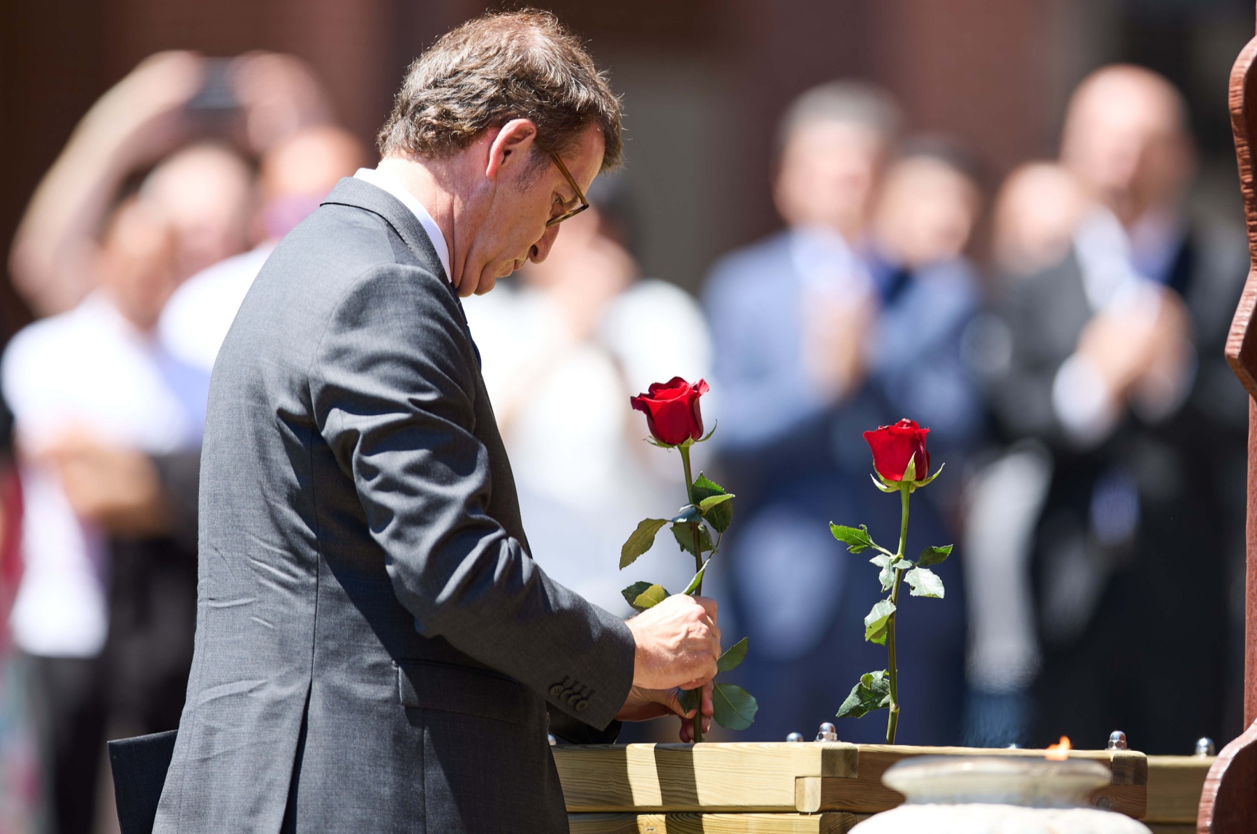 El presidente del PP, Alberto Núñez Feijóo, deposita una rosa durante el homenaje a Miguel Ángel Blanco, el pasado 10 de julio de 2022, en Ermua.