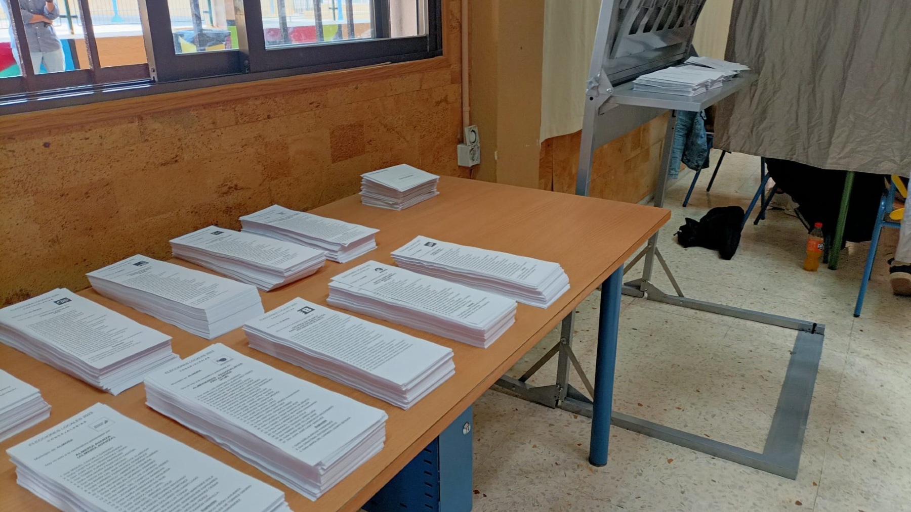 Papeletas en un colegio electoral de Almería (EUROPA PRESS).