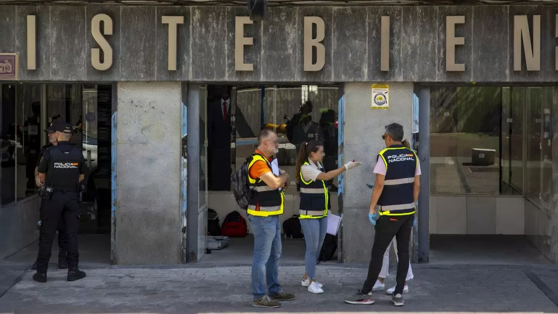 La Policía en la tienda de la Plaza de Tirso de Molina donde se ha producido el crimen