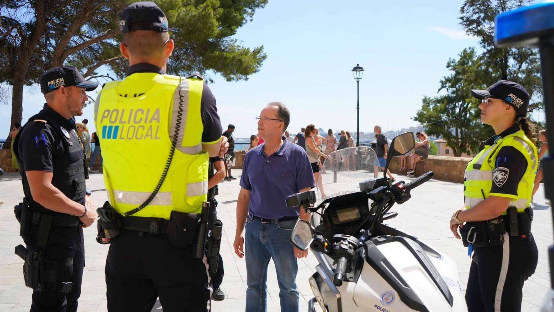 El concejal de Seguridad Ciudadana, Miquel Busquets, con el dispositivo policial contra la venta ambulante.