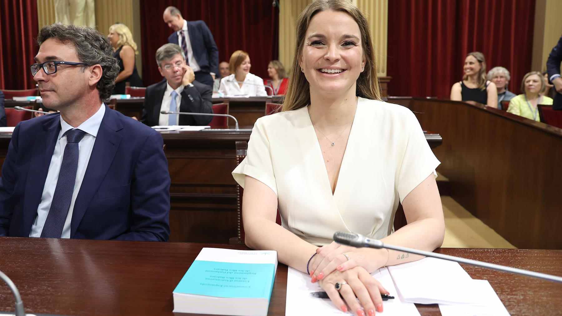 La candidata del PP a la presidencia del Govern balear, Marga Prohens, hoy en el Parlament . EP.
